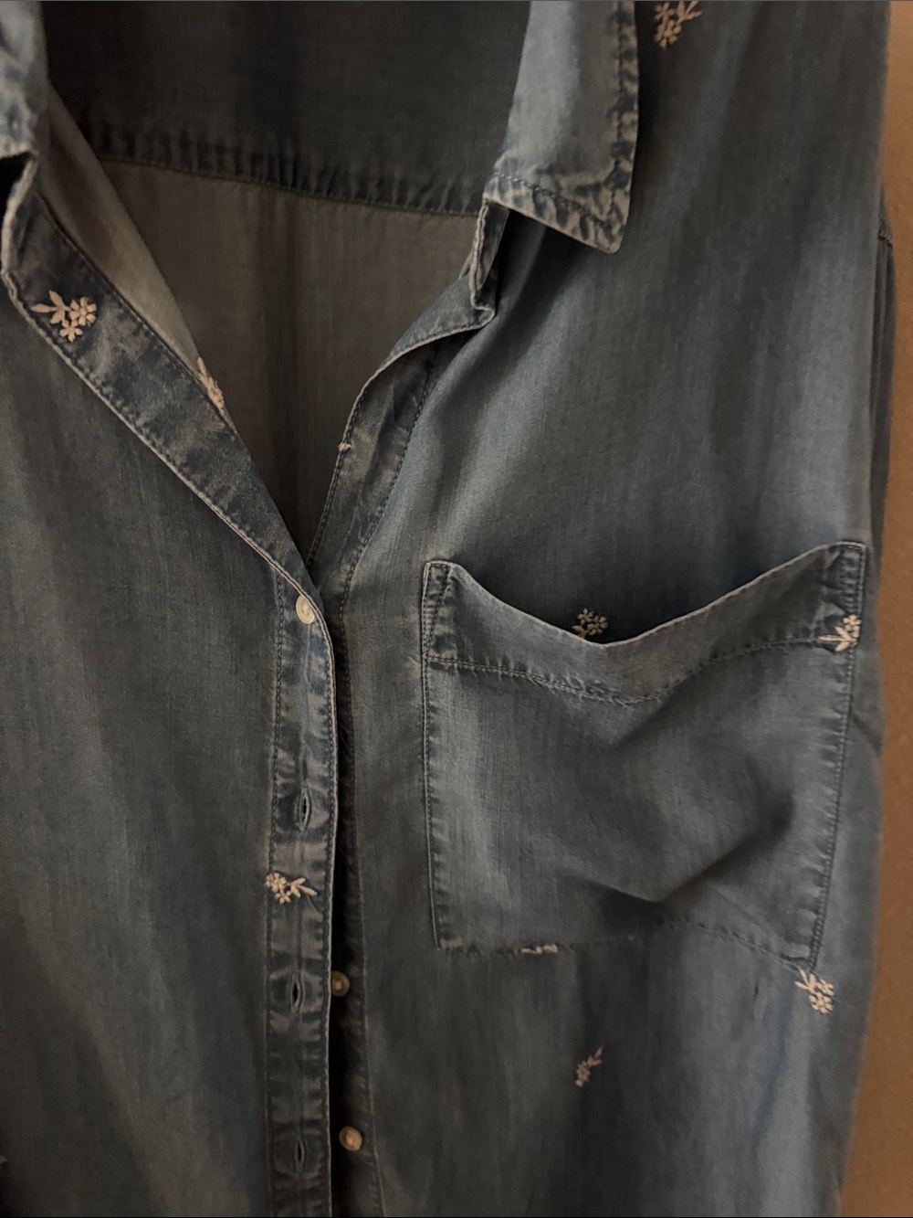 Beachlunchlounge Woman’s Denim button down blouse with white embroidered flowers - Picture 3 of 3